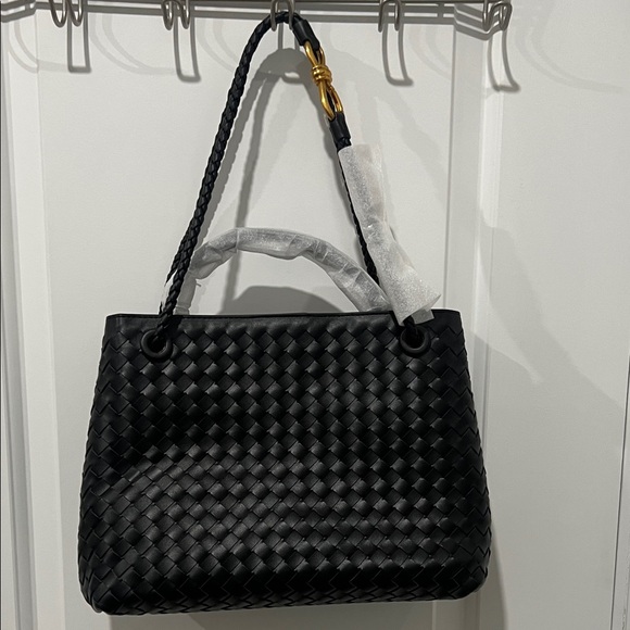 Sleek Soera Black Woven Tote Bag - Picture 11 of 12